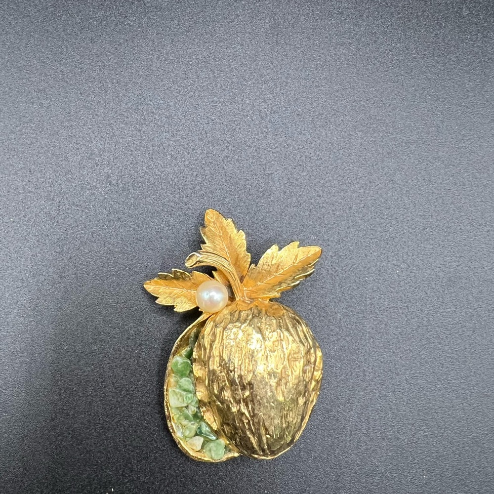 Vintage Capri brooch